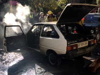 В центре Мелитополя дотла сгорел автомобиль  фото