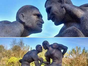 В Коростышеве установили гранитную скульптуру голых братьев Кличко фото