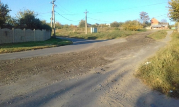 В Мелитополе дорогу посыпали асфальтом фото