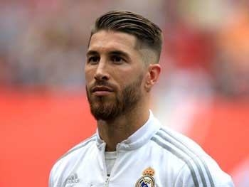 Некапитанский поступок: Серхио Рамос со злости пнул мячом в партнера на тренировке Реала фото