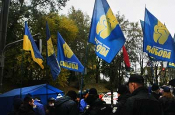 Дрова и буржуйка: под Кабмином митингуют против повышения цены на газ фото