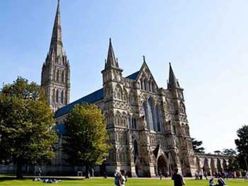 Полицейские задержали в Солсбери мужчину, который пытался ограбить собор фото