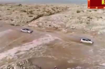 Автобус со школьниками утонул во время сильного наводнения на Мертвом море фото