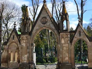 Польша протестует из-за демонтажа львов на Лычаковском кладбище фото