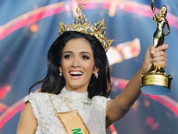 Победительница конкурса красоты потеряла сознание во время объявления результатов фото