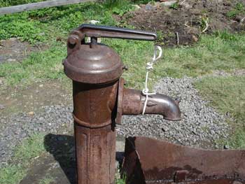 Для ремонта уличных колонок у коммунальщиков нет запчастей фото