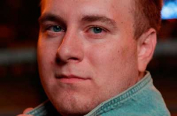 В Москве избитый в прямом эфире журналист выбросился из окна фото