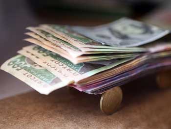 В Минсоцполитики предложили ввести пеню за задержку зарплат фото