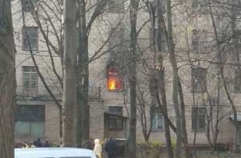 Валит черный дым, а люди зовут на помощь: в Москве горит гостиница фото