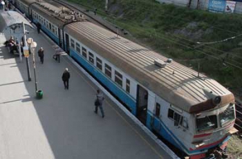 Электричка в поле искрила из-за сгоревшего контакта фото