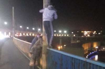 В Запорожье на плотине спасли очередного суицидника фото