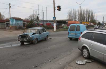 У мелитопольского автовокзала шестерка с иномаркой попали в ДТП фото