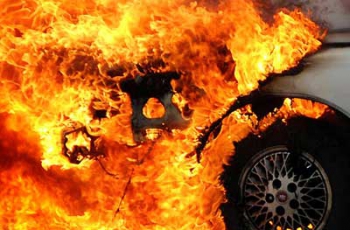 В гараже сгорел автомобиль фото