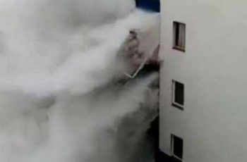 Жуткий шторм на Канарах: гигантские волны сносят балконы жилых многоэтажных домов  фото