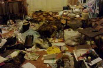 Запорожская мать держала маленьких детей в жуткой антисанитарии фото