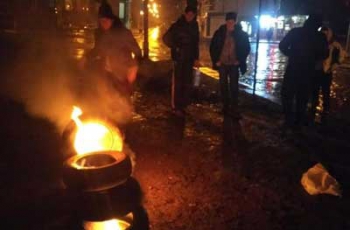 Во Львове активисты подожгли шины под консульством России (Фото) фото