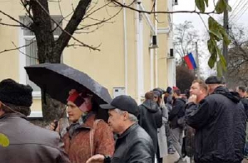 Крымские татары пришли поддержать украинских моряков в суд Симферополя (фото, видео) фото