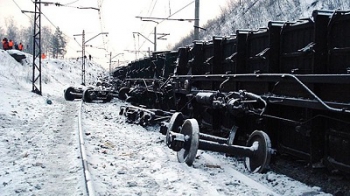 В России сошел с рельсов военный поезд, десятки вагонов перевернулись: первые кадры ЧП фото