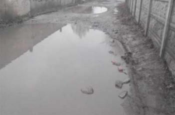 В Запорожье ребёнок чуть не утонул в яме на дороге фото