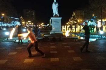 В центре города устроили огненное шоу  фото