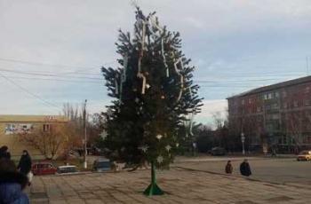 Вандалы поиздевались над новогодней елкой  фото