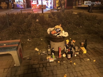 В Мелитополе после встречи Нового года главная площадь превратилась в свалку  фото