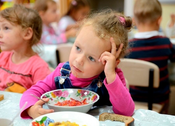 Рацион малышей в детсадах Мелитополя разбавляют сгущенкой, зефиром и бананами фото