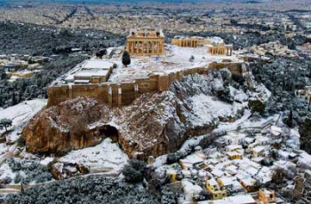 В Греции из-за снегопада закрыли школы и ограничили движение транспорта фото