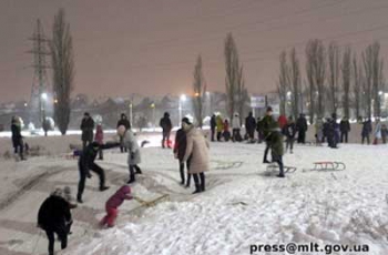 Мелитопольцы устроили массовые катания на санках  фото