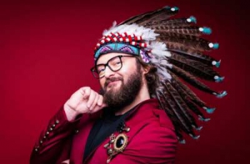 Полиция ищет двух иностранцев по подозрению в избиении DZIDZIO фото