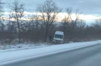 В пяти километрах от Мелитополя микроавтобус слетел с дороги  фото