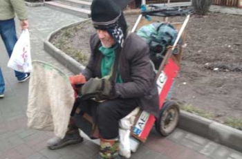 В Мелитополе милостыню просит номерной бомж  фото