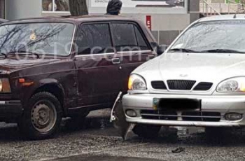 В Мелитополе такси таранило авто полицейских  фото