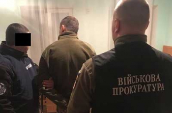 Суд отпустит под залог в 100 тысяч гривен офицера, задержанного за взятку фото