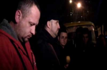 В Киеве водитель маршрутки на коленях извинился перед матерью погибшего лейтенанта  фото