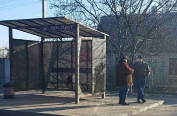 В Мелитополе вандалы разгромили автобусную остановку  фото