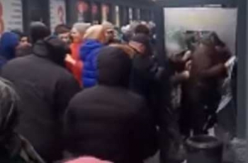 Выбили дверь и разбили стекла: в Днепре устроили жесткий штурм секонд-хенда  фото