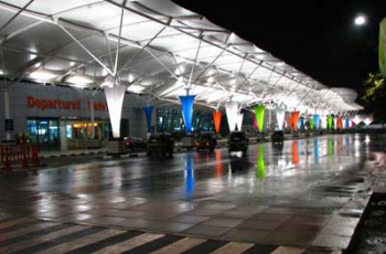 Украинские туристы застряли в аэропортах Индии из-за ее конфликта с Пакистаном фото