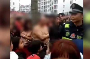 В Китае голого изменника и любовницу привязали к дереву фото