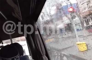 Душ как бонус - в дождь вода лилась на пассажиров мелитопольской маршрутки  фото