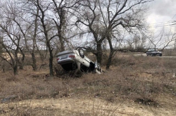 В Запорожской области автомобиль с пьяным водителем слетел в кювет и перевернулся  фото