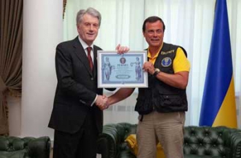 Ющенко попал в Книгу рекордов Украины из-за самой большой коллекции рушников фото