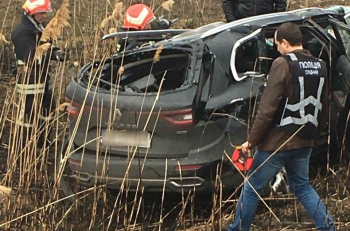 В Запорожской области автомобиль съехал с дамбы в кювет и перевернулся: трое погибших  фото