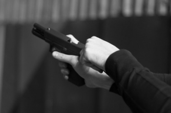 Такси с пассажирами посреди ночи обстреляли в Кривом Роге  фото