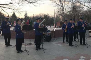 Оркестр Нацгвардии устроил концерт в мелитопольском парке (ФОТО. ВИДЕО) фото