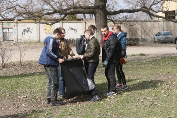 В Мелитополе на толоку вышли школьники  фото