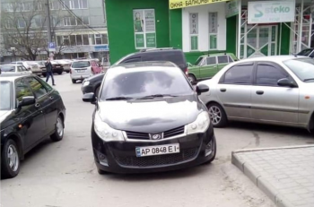 В Мелитополе очередной автохам заблокировал выезд со дворов фото