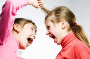 Буллинг в школе: девочка поссорилась с одноклассницей и ударила ее ножом фото