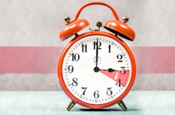 Не проспать! Украина переходит на летнее время фото