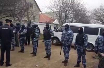 В Крыму во время обысков местные жители подрались с силовиками  фото